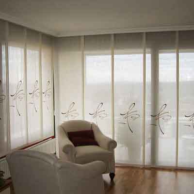 paneles japoneses colgados en una habitacion
